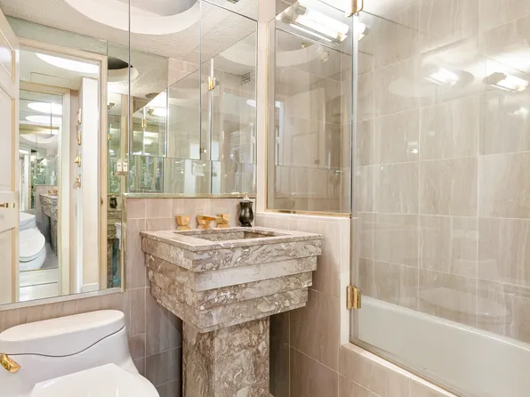 425 East 63rd Street image 15 of 28