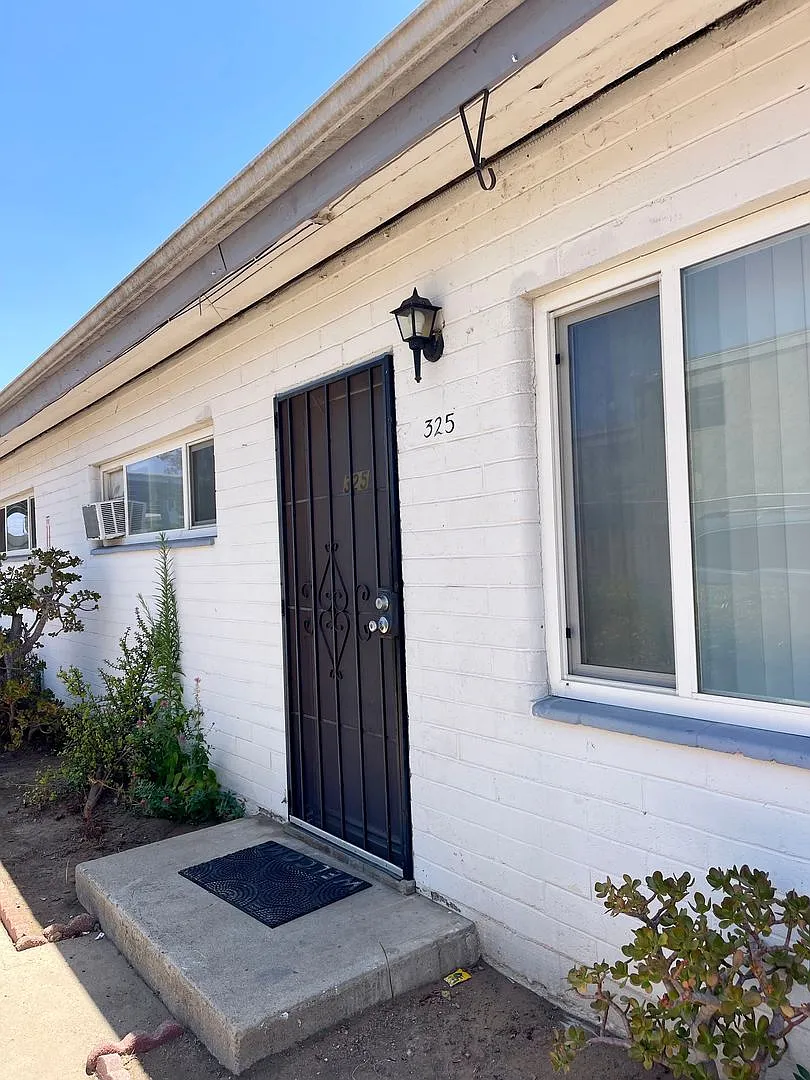 Beautiful 2 bedroom 1 bathroom with a private yard in the heart of El Cajon — Photo 2