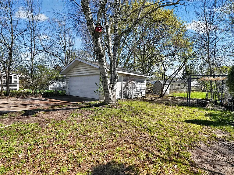 761 Elmwood Dr — Photo 15