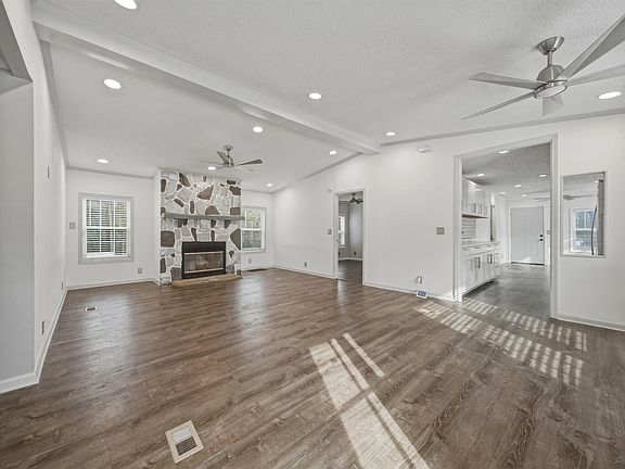 3rd image of 426 E Ridge Rd