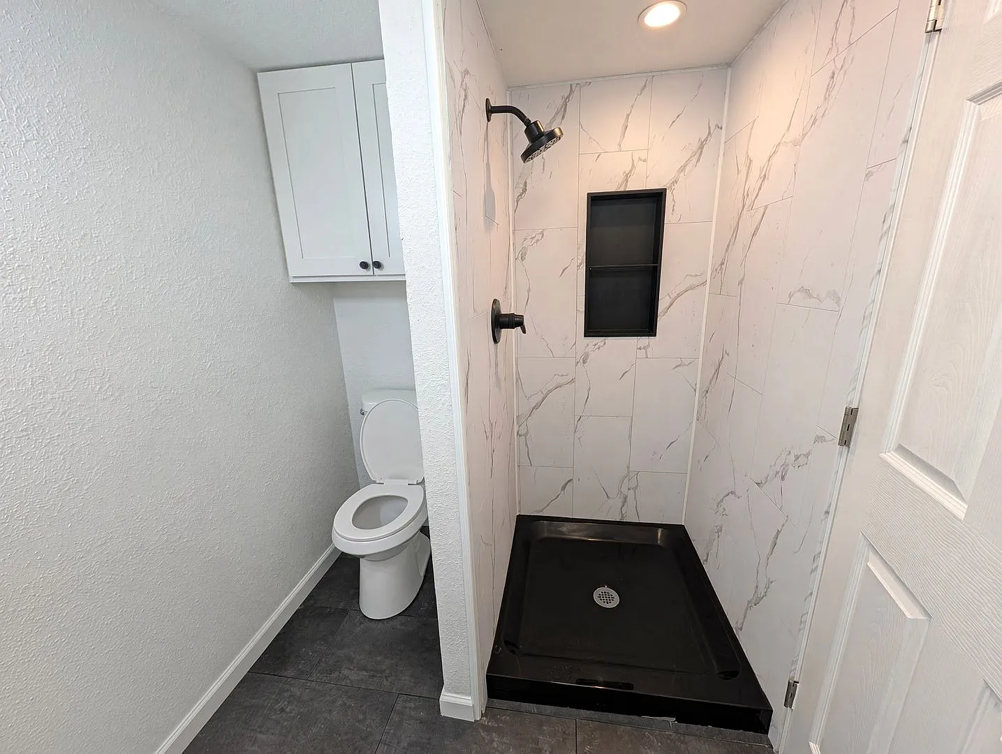Light & Bright 2 Bedroom Normal Hill Apartment - Utilities Included! — Photo 3