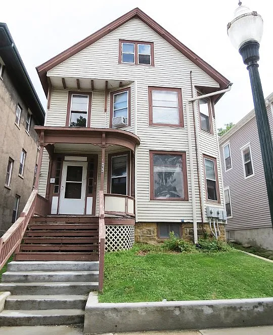 3 bed, 1.0 bath, 1300 sqft, $2,575 — Photo 1