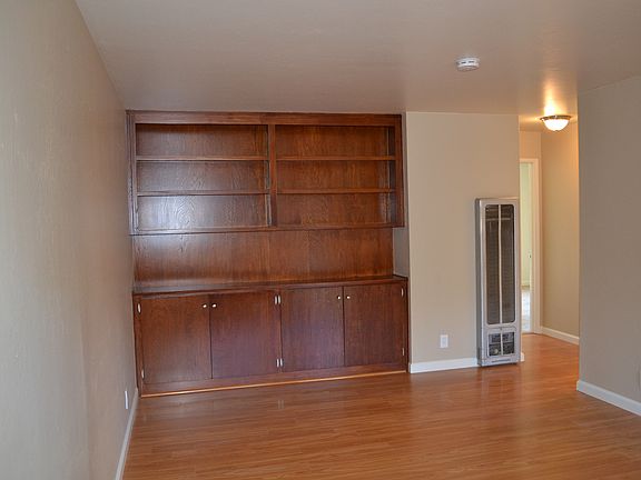 Living Rm with Built in Bookcase