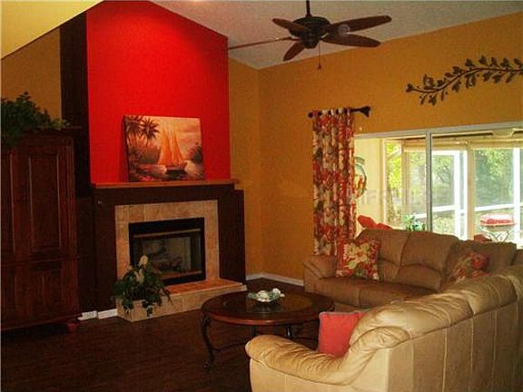 Living room w/gas fireplace