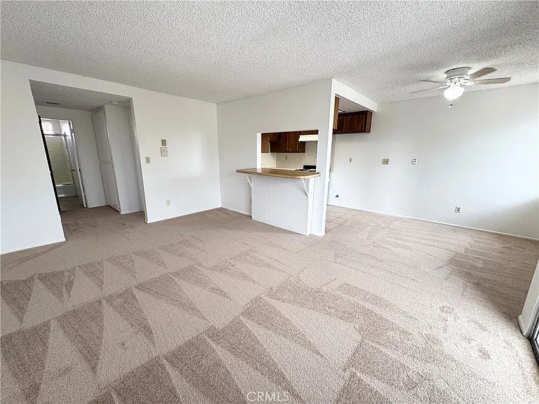 635 W 15th St #13 — Photo 3