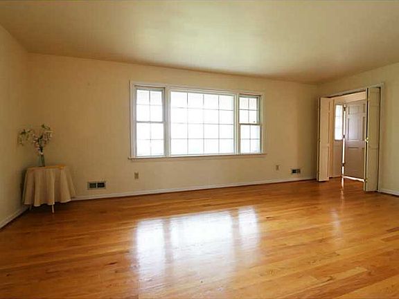 3rd image of 978 Lacon Dr