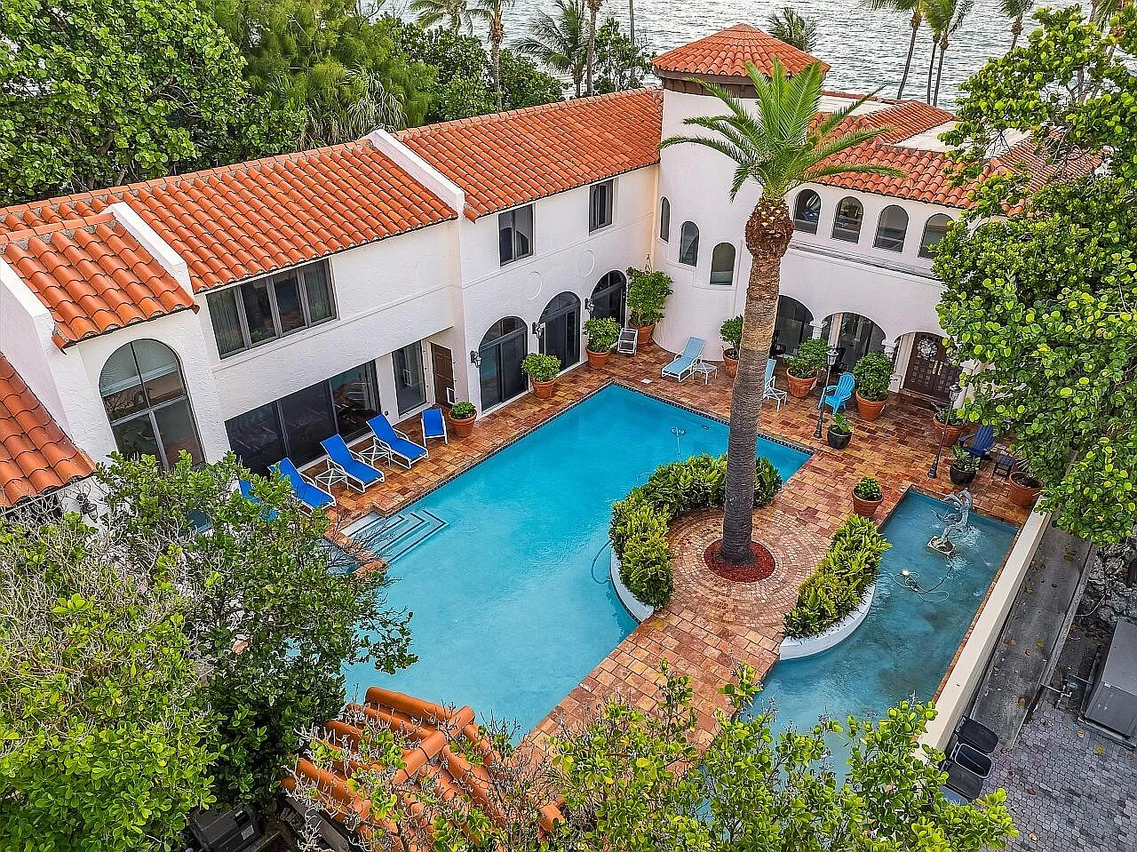 5 bed, 6.5 bath, 6105 sqft, $40,000 — Photo 2