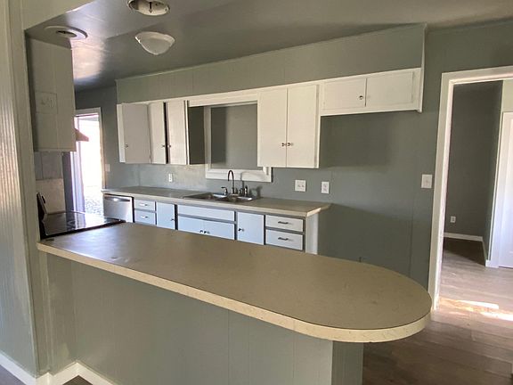 3rd image of 908 Circle Dr