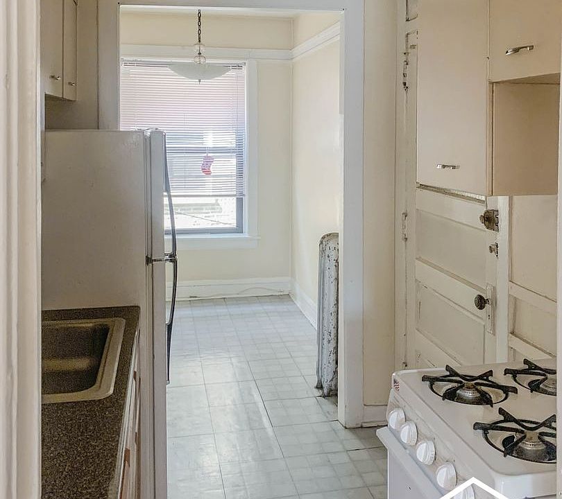 1st image of 516 W Cornelia Ave APT 109