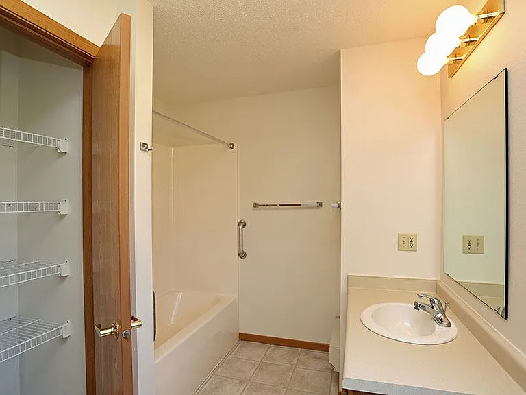 BAY MANOR APARTMENTS — Photo 28