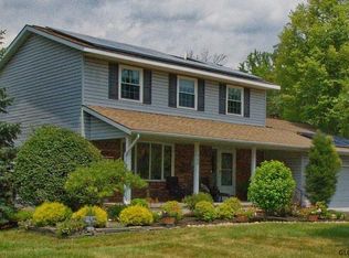 700 Bobby Ct, Niskayuna, NY 12309