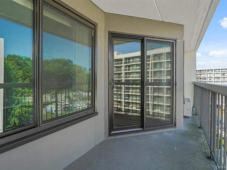 200 High Point Dr #6 PENTHOUSE — Photo 27