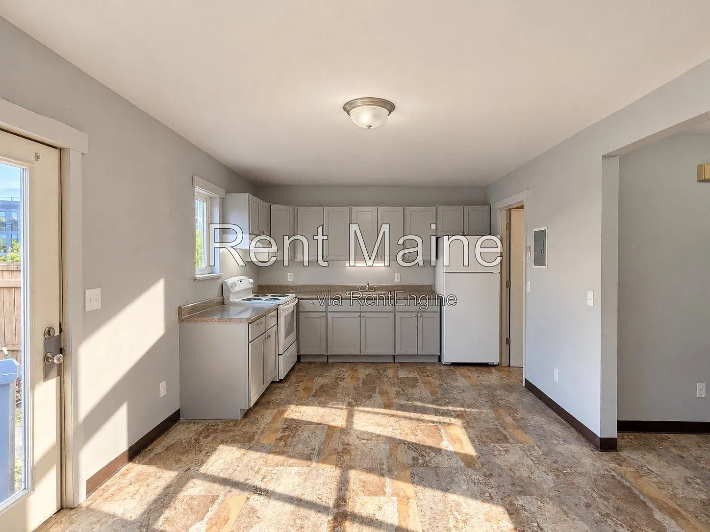 3 bed, 1.5 bath, 1200 sqft, $2,784 — Photo 2