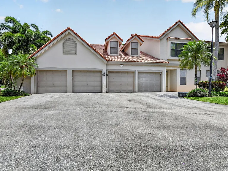 5801 Coach House Cir #E — Photo 36