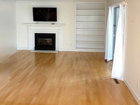 5th image of 39 Tower Hill Road APT 18A