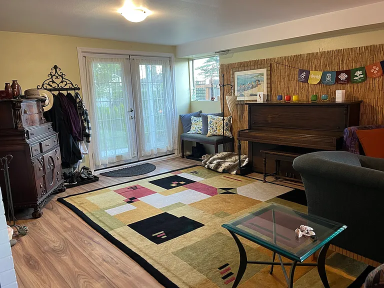 I've lived here for 13 years and always share my space with a roommate. This is the entry and Great Room