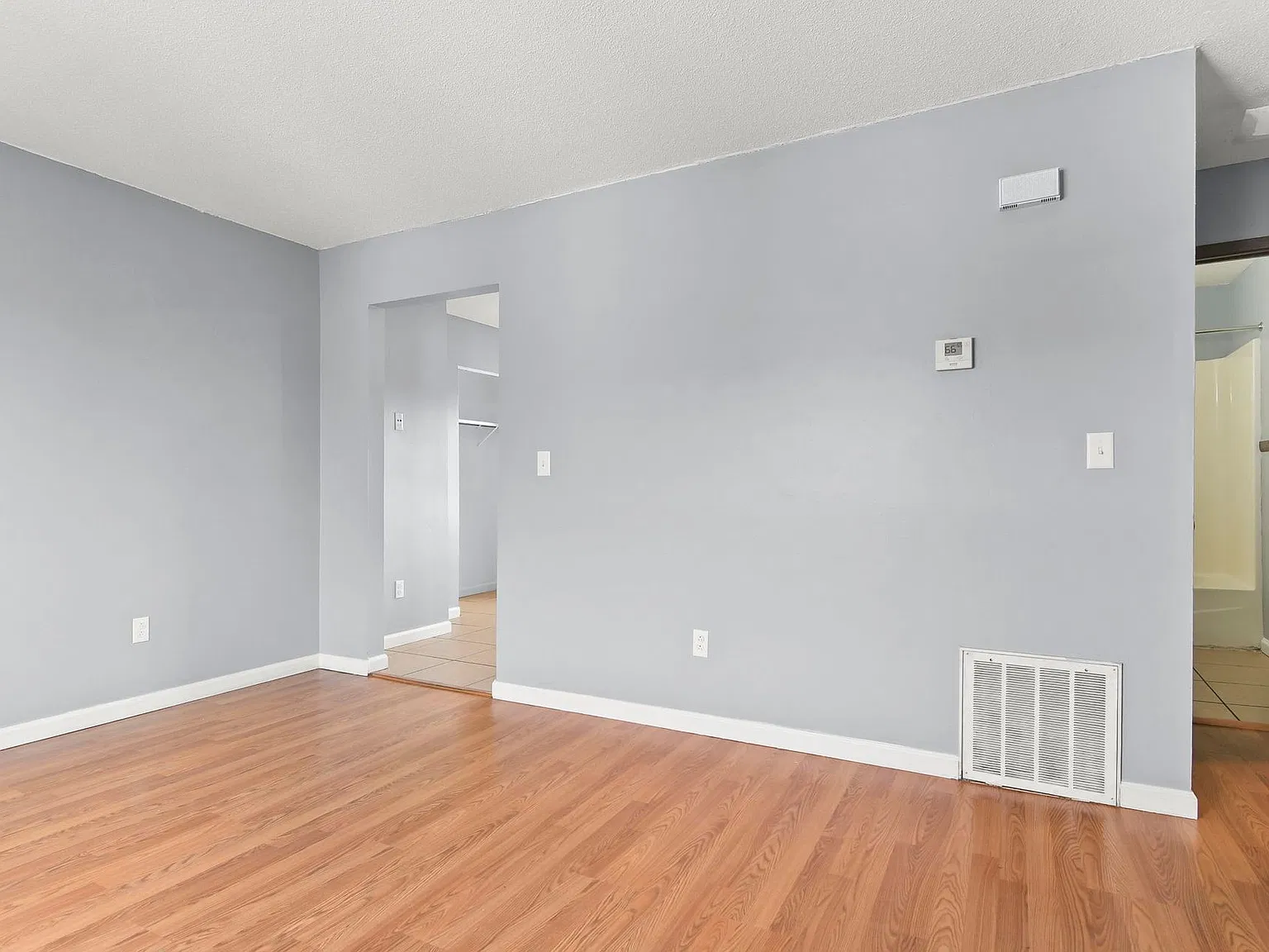 Clean two bedroom apartment — Photo 3