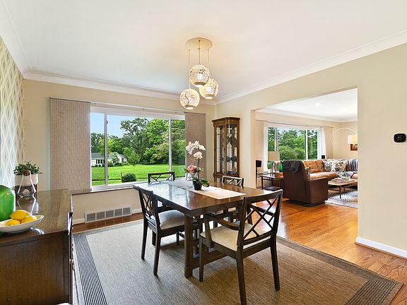 4th image of 36 Oak Park Dr