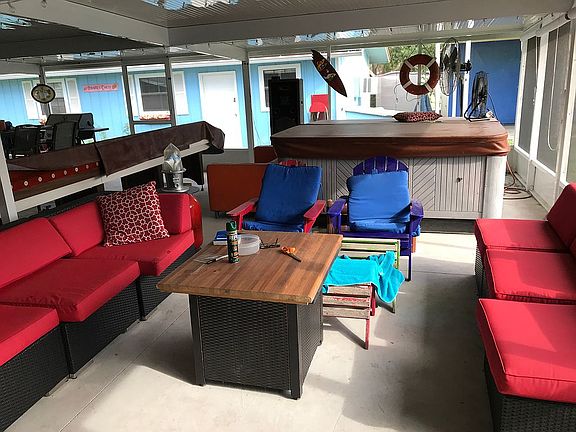 Screened porch 1200 sqft 