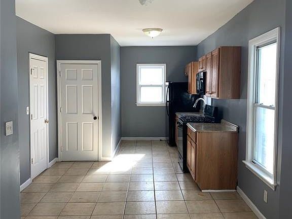3rd image of 1357 Fairfield Ave #2