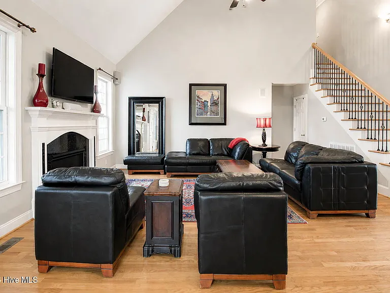 305 Holly Ln — Photo 16
