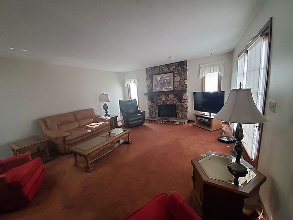 3rd image of 33 Chantilly St