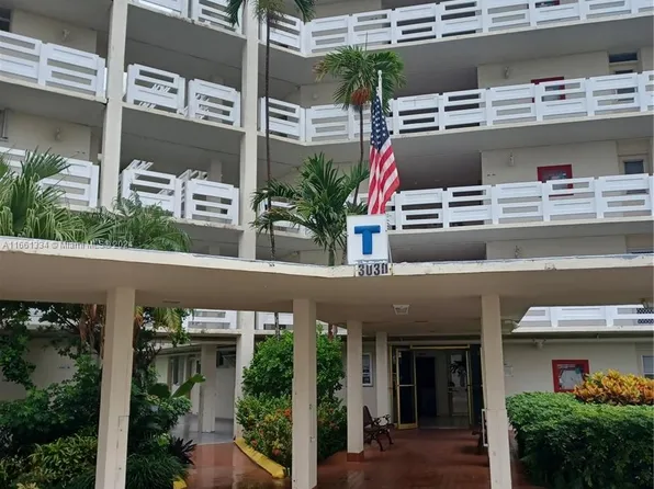 3030 Marcos Dr APT T304, Aventura, FL 33160