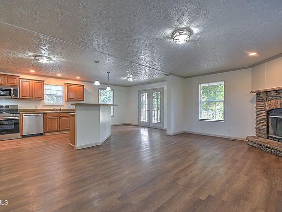 5th image of 109 Daniel Ln