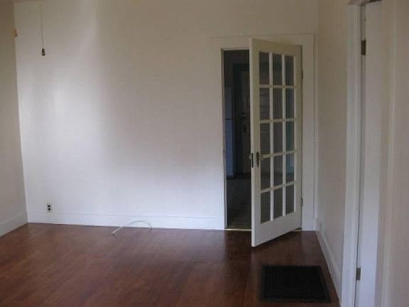 4th image of 446 Seymour St