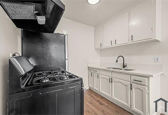 2nd image of 1125 1/2 W 111th St #1125-2