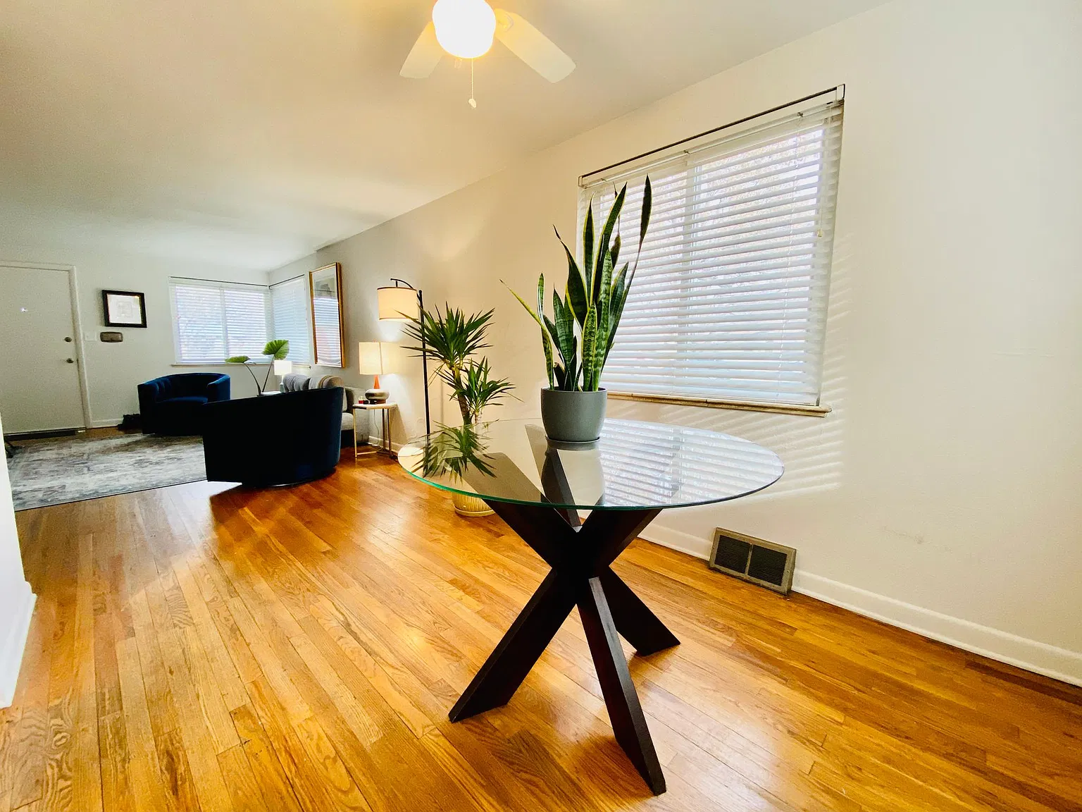 2 bed, 834 sqft, $2,400 — Photo 3