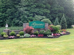 11 Grooms Pointe Dr, Clifton Park, NY 12065