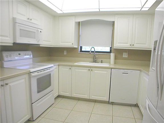 3rd image of 570 SW South River Dr APT 202