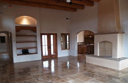 Grt room: hi ceiling w/vigas, built-in shelves, arch entry to kitch & dining 