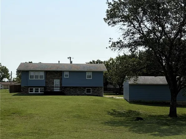 1017 Willett St, Burlington, KS 66839