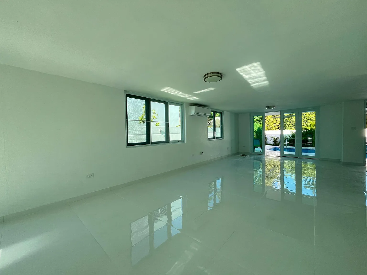 4 bed, 2.5 bath, 2300 sqft, $4,200 — Photo 3