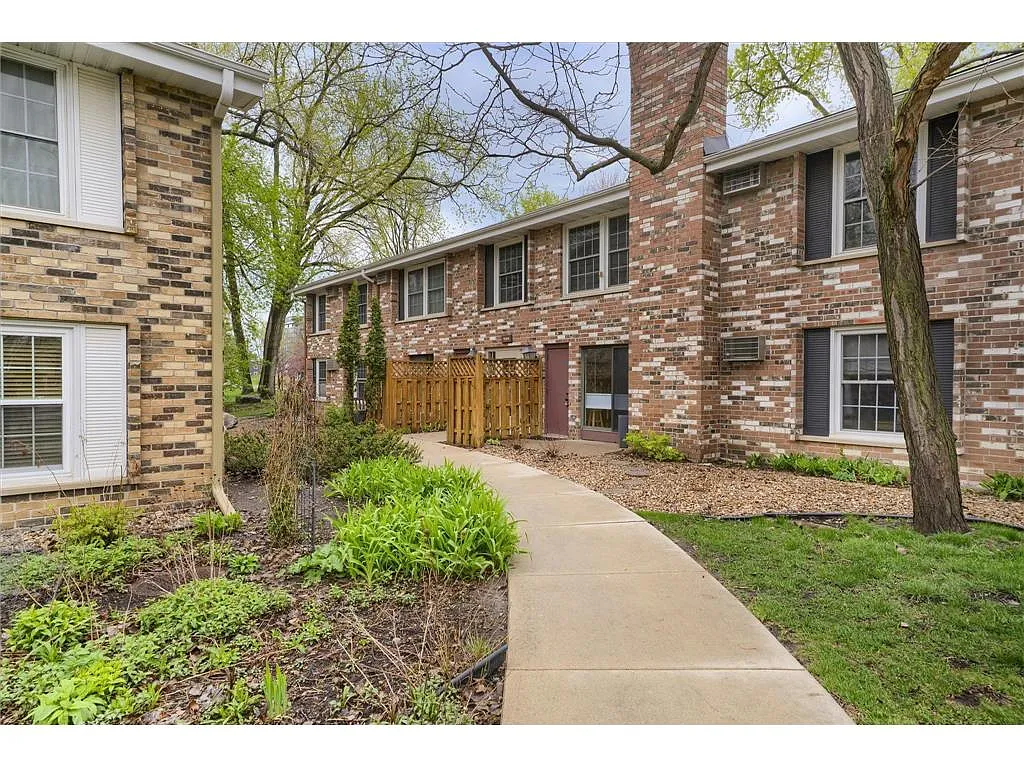 Building Photo - 4584 Cedar Lake Rd S #2