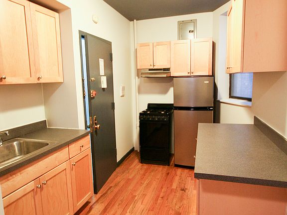 4th image of 112 E 7th St APT 10