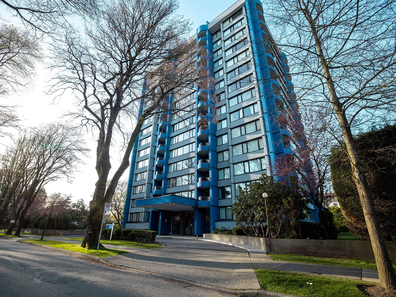 Blue Crest Apartments — Photo 2