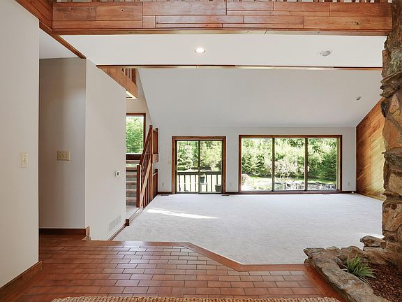4th image of 670 Retreat Ln