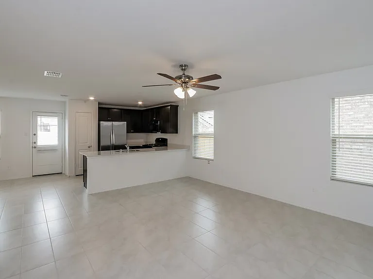 1149 Crestview Dr — Photo 7