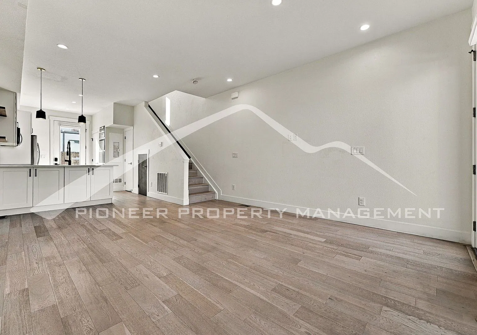 Gorgeous Townhome with Central AC and Washer/Dryer — Photo 3