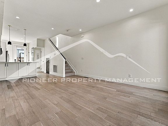 3rd image of 4767 Shoshone St