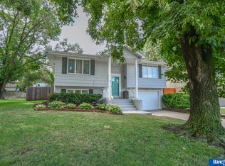 7401 Greenwood Ct, Lincoln, NE 68507