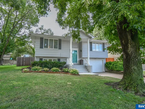 7401 Greenwood Ct, Lincoln, NE 68507