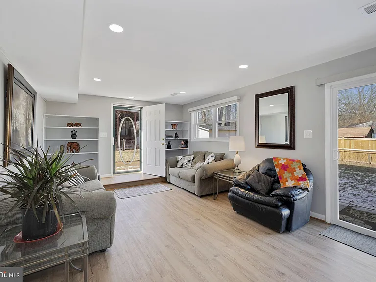 8418 Stonewall Dr — Photo 2