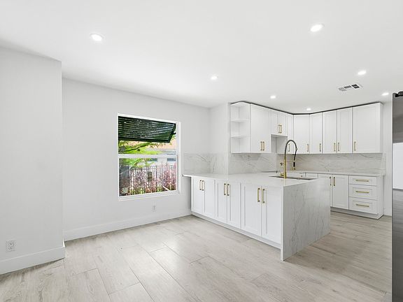 4th image of 216 NE 23rd Avenue