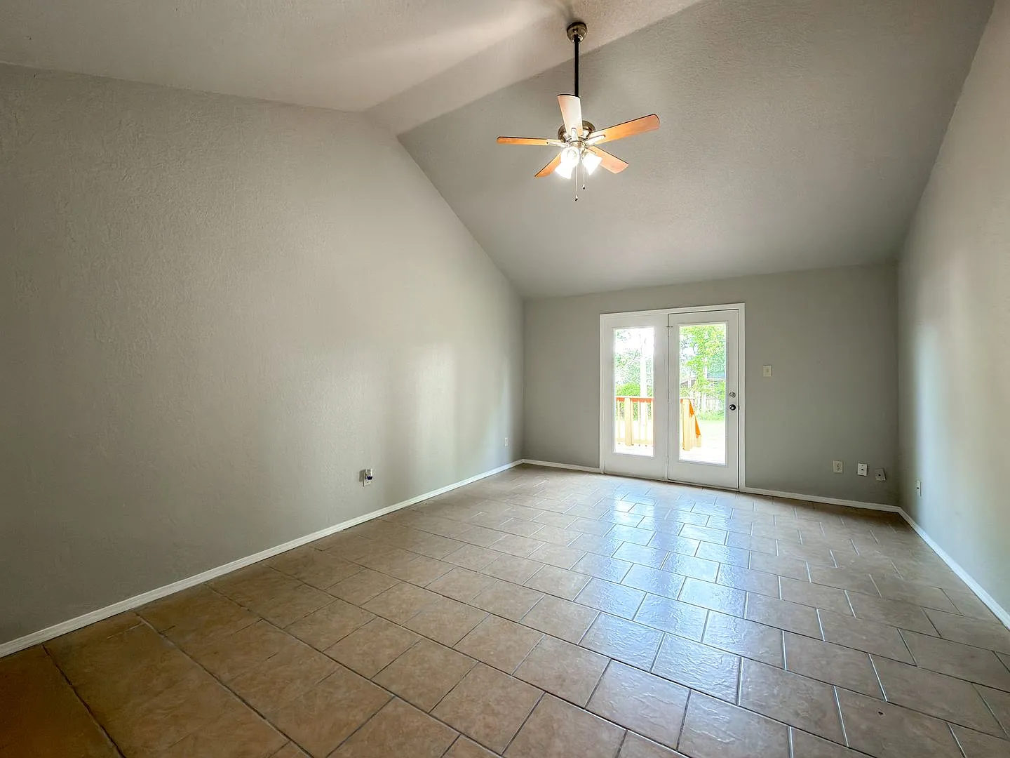 * Half-Off First Month's Rent * Spacious, Fully Electric Duplex - 2 Bedroom, 2 Bathroom, 1121 SQFT — Photo 2