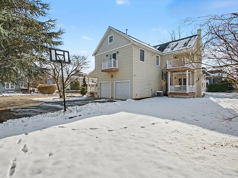 Shared use of yard with upstairs tenant.