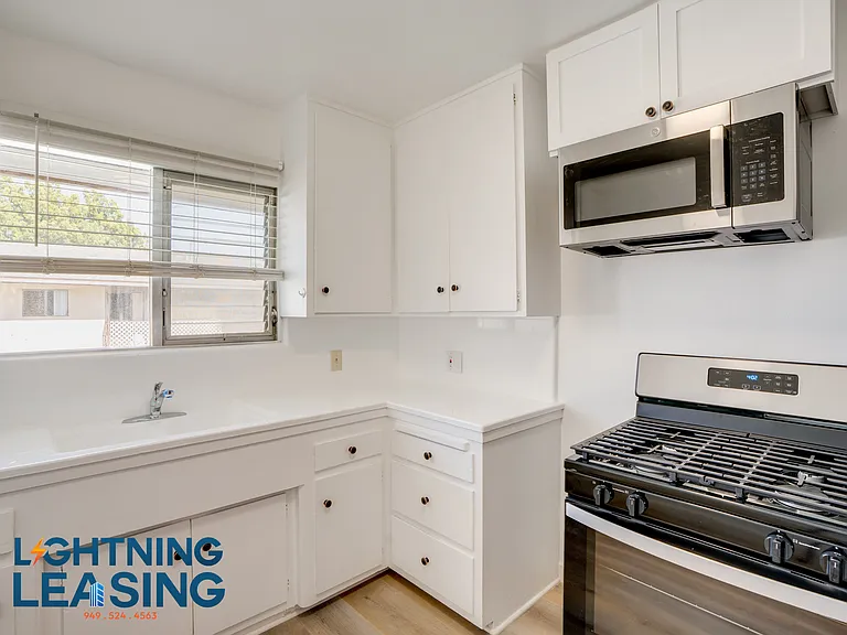 12310 Chandler Blvd #37 — Photo 2